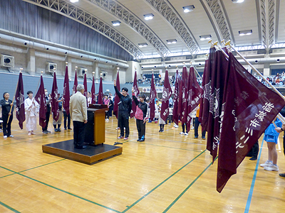 先日開催された「スポーツ大会総合開会式」にて、当卓球連盟が全競技連盟を代表し、選手宣誓を行いました。